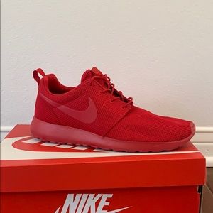 Nike Rosherun TRIPLE RED running shoe